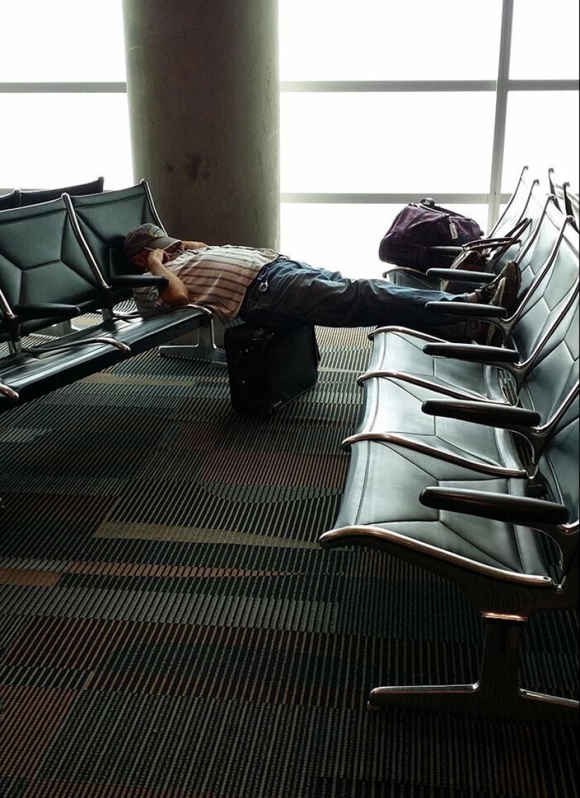 Sleep is sacred: people sleeping in the most ridiculous poses and locations Sleep is sacred: people sleeping in the most ridiculous poses and locations