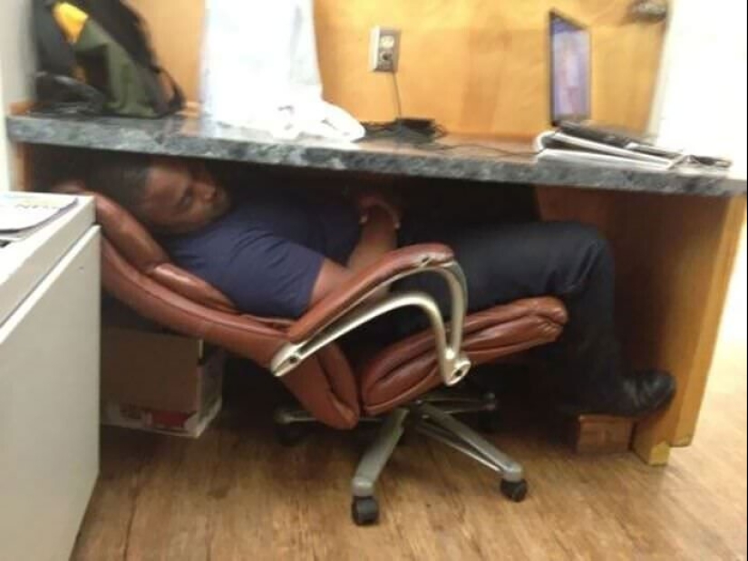 Sleep is sacred: people sleeping in the most ridiculous poses and locations Sleep is sacred: people sleeping in the most ridiculous poses and locations