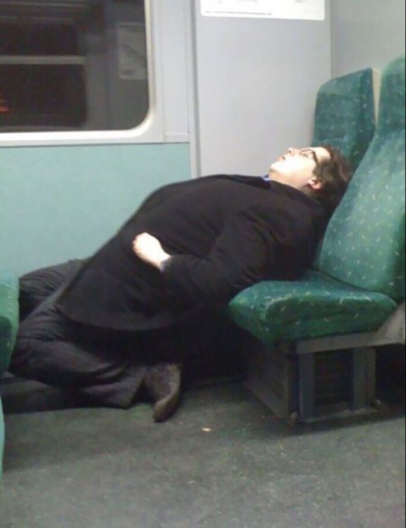 Sleep is sacred: people sleeping in the most ridiculous poses and locations Sleep is sacred: people sleeping in the most ridiculous poses and locations