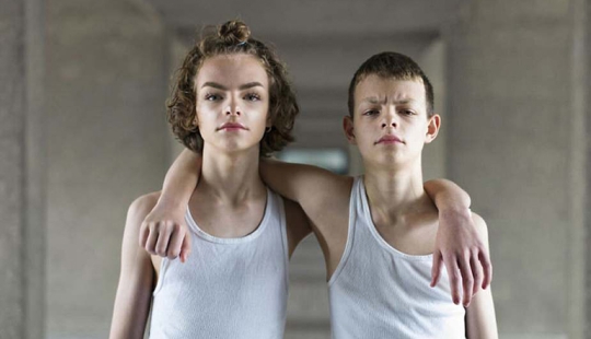So similar, but so different: 20 incredible portraits of twins