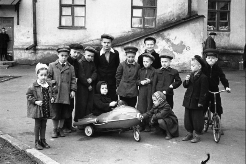 Sobre las olas de la memoria: cómo vivíamos y jugábamos en los patios de nuestra infancia Sobre las olas de la memoria: cómo vivíamos y jugábamos en los patios de nuestra infancia