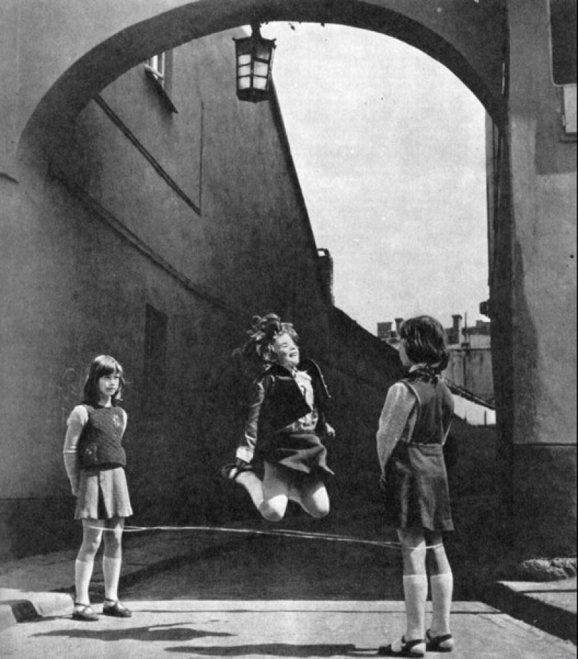 Sobre las olas de la memoria: cómo vivíamos y jugábamos en los patios de nuestra infancia Sobre las olas de la memoria: cómo vivíamos y jugábamos en los patios de nuestra infancia