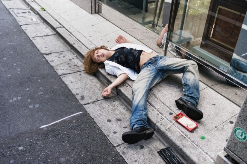 Solo cansado: por qué los japoneses borrachos que yacen en las calles no molestan a nadie Solo cansado: por qué los japoneses borrachos que yacen en las calles no molestan a nadie