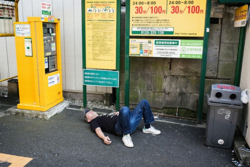 Solo cansado: por qué los japoneses borrachos que yacen en las calles no molestan a nadie Solo cansado: por qué los japoneses borrachos que yacen en las calles no molestan a nadie