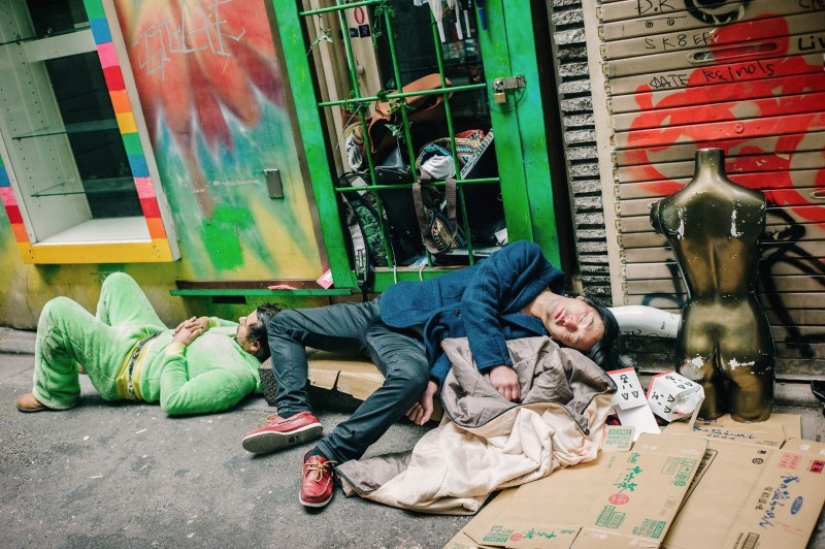Solo cansado: por qué los japoneses borrachos que yacen en las calles no molestan a nadie Solo cansado: por qué los japoneses borrachos que yacen en las calles no molestan a nadie