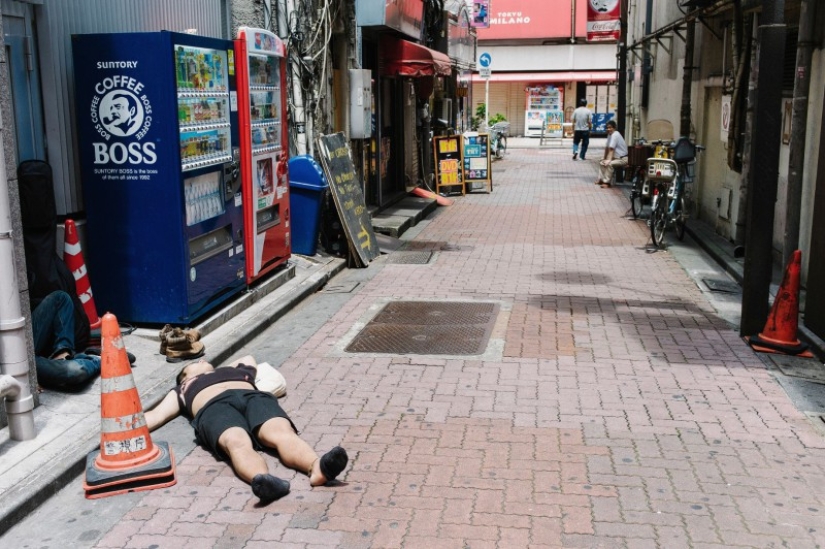 Solo cansado: por qué los japoneses borrachos que yacen en las calles no molestan a nadie Solo cansado: por qué los japoneses borrachos que yacen en las calles no molestan a nadie