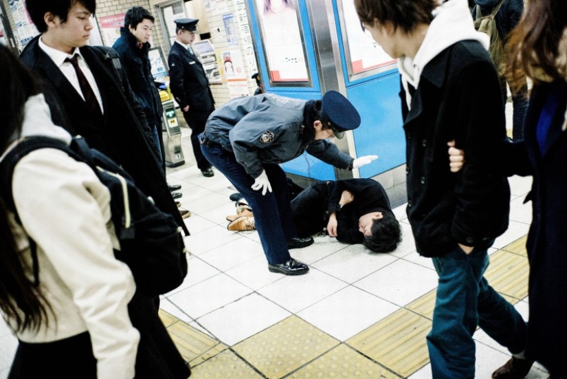 Solo cansado: por qué los japoneses borrachos que yacen en las calles no molestan a nadie Solo cansado: por qué los japoneses borrachos que yacen en las calles no molestan a nadie