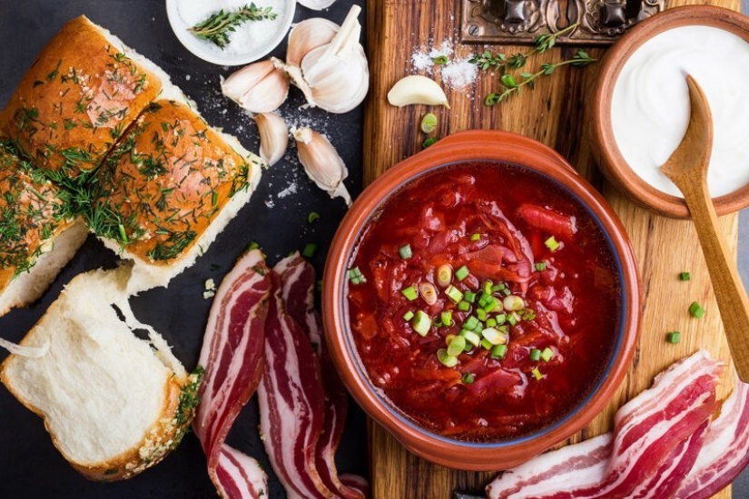 Sopa de remolacha, bolas de masa hervida y 5 platos que se creen, erróneamente, ruso nativo