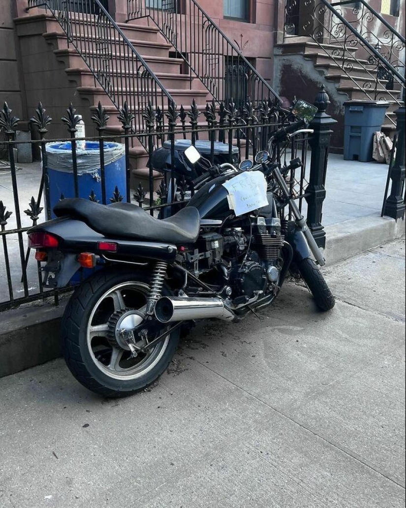 ‘Stooping NYC’: 17 Times People Left Treasures On The Curb For Others To Find
