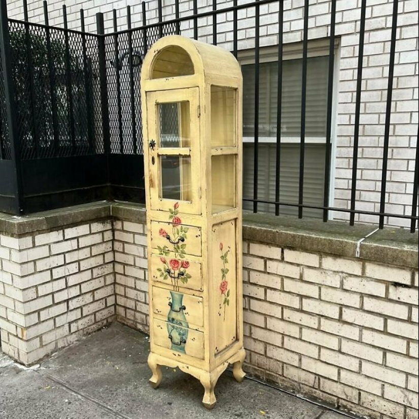 ‘Stooping NYC’: 17 Times People Left Treasures On The Curb For Others To Find