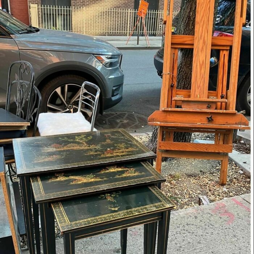 ‘Stooping NYC’: 17 Times People Left Treasures On The Curb For Others To Find