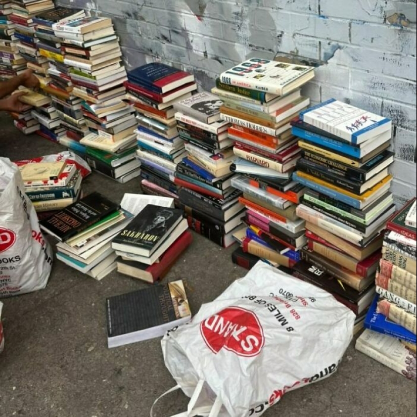 ‘Stooping NYC’: 17 Times People Left Treasures On The Curb For Others To Find