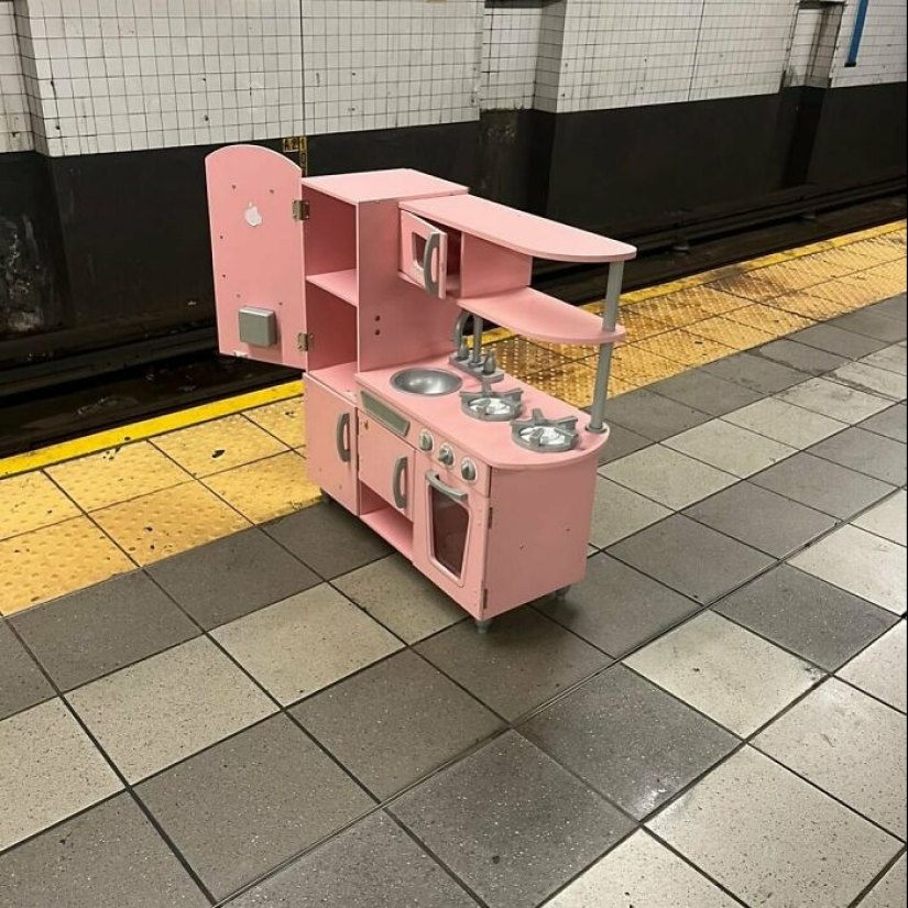 ‘Stooping NYC’: 17 Times People Left Treasures On The Curb For Others To Find