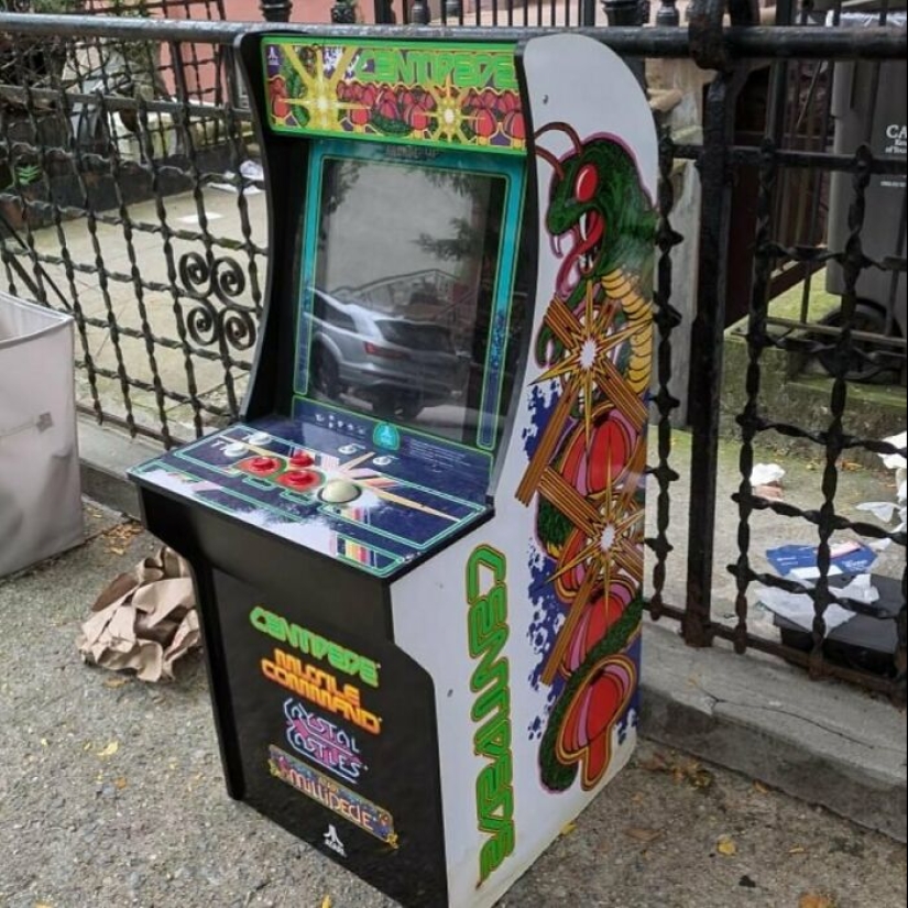 ‘Stooping NYC’: 17 Times People Left Treasures On The Curb For Others To Find