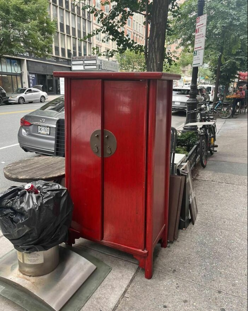 ‘Stooping NYC’: 17 Times People Left Treasures On The Curb For Others To Find