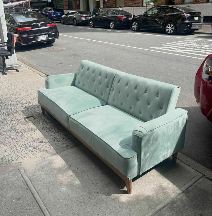 ‘Stooping NYC’: 17 Times People Left Treasures On The Curb For Others To Find