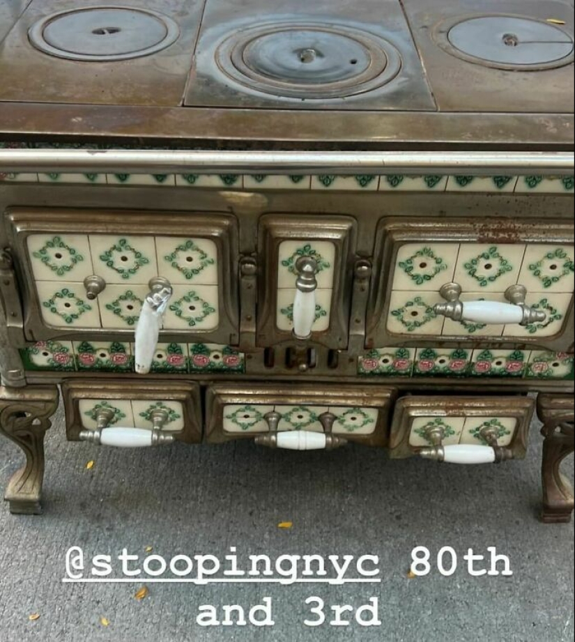 ‘Stooping NYC’: 17 Times People Left Treasures On The Curb For Others To Find
