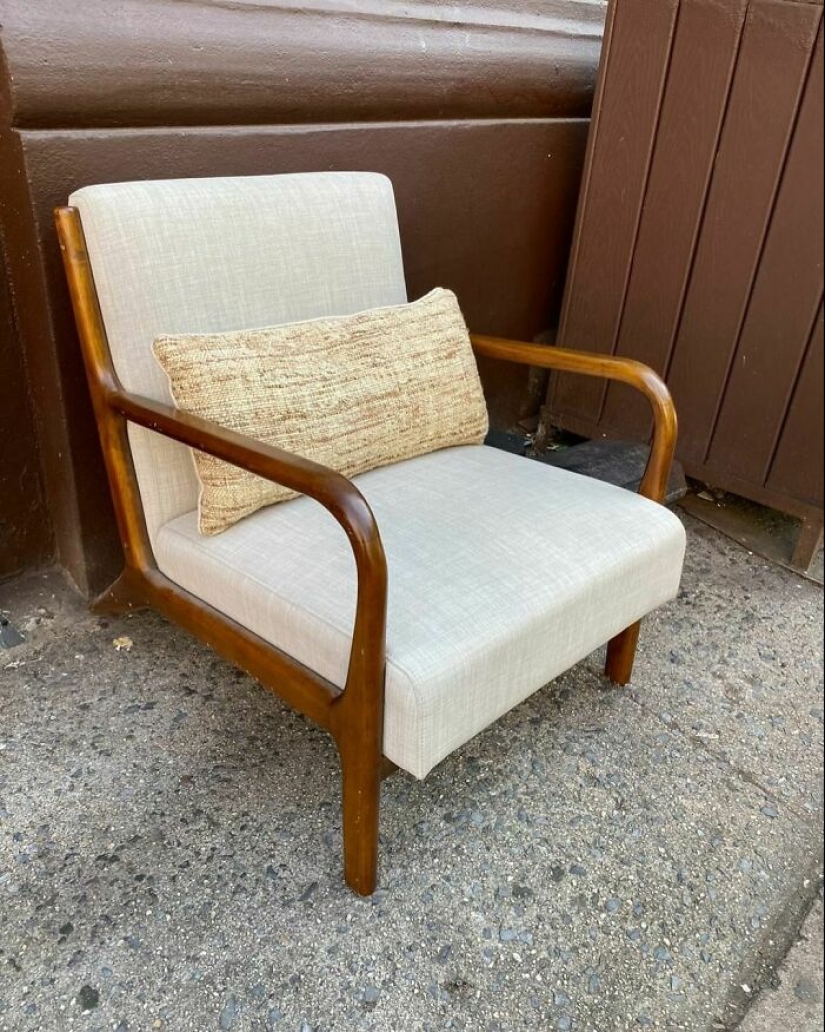 ‘Stooping NYC’: 17 Times People Left Treasures On The Curb For Others To Find