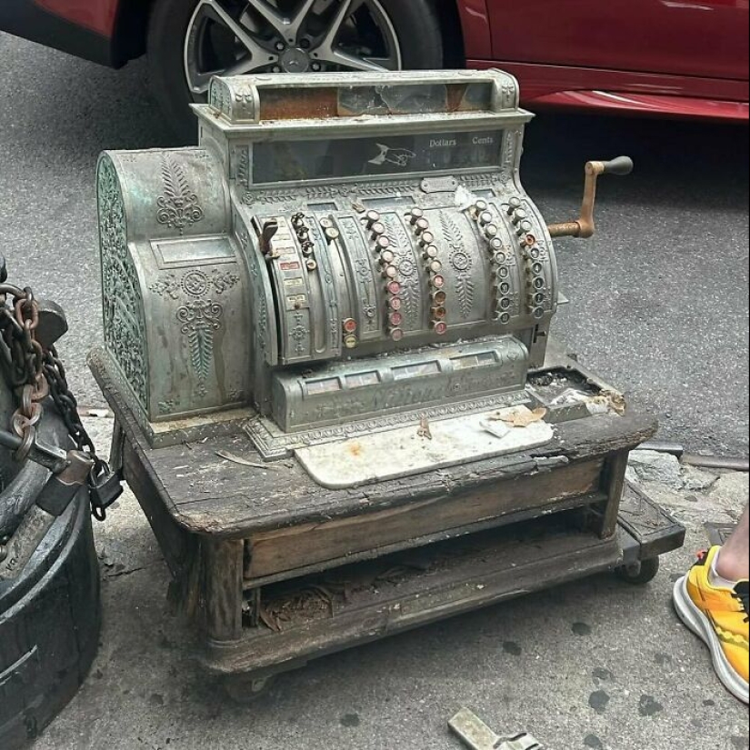 ‘Stooping NYC’: 17 Times People Left Treasures On The Curb For Others To Find