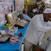 Street dentists in India: service for the brave and not squeamish Street dentists in India: service for the brave and not squeamish