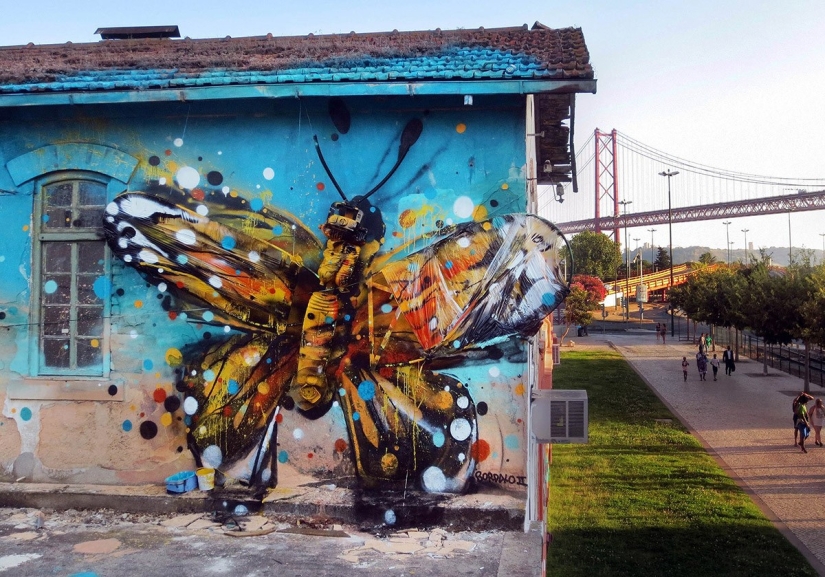 Stunning street art in the form of animals made entirely from rubbish
