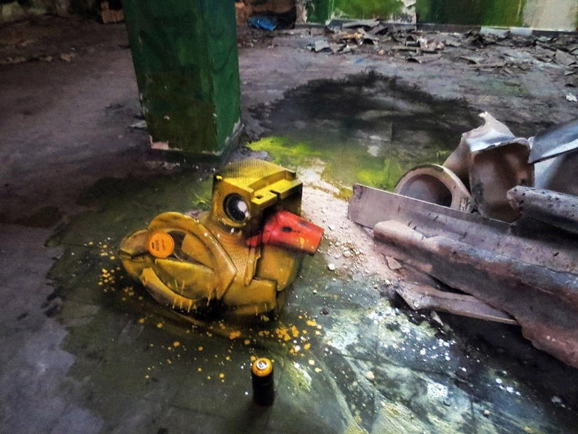 Stunning street art in the form of animals made entirely from rubbish