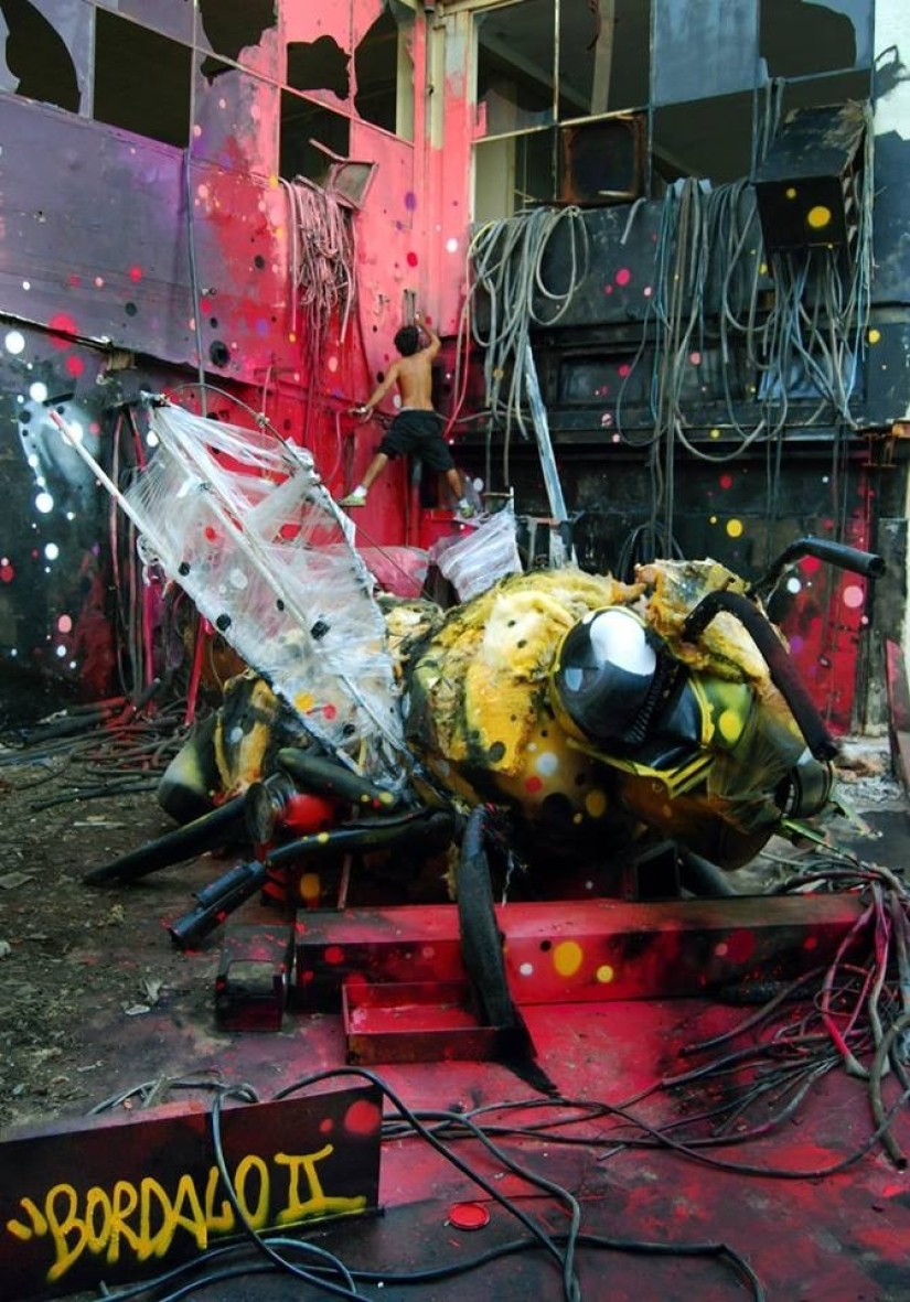 Stunning street art in the form of animals made entirely from rubbish