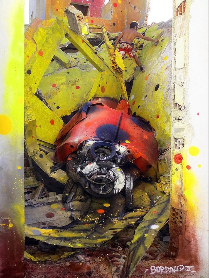 Stunning street art in the form of animals made entirely from rubbish