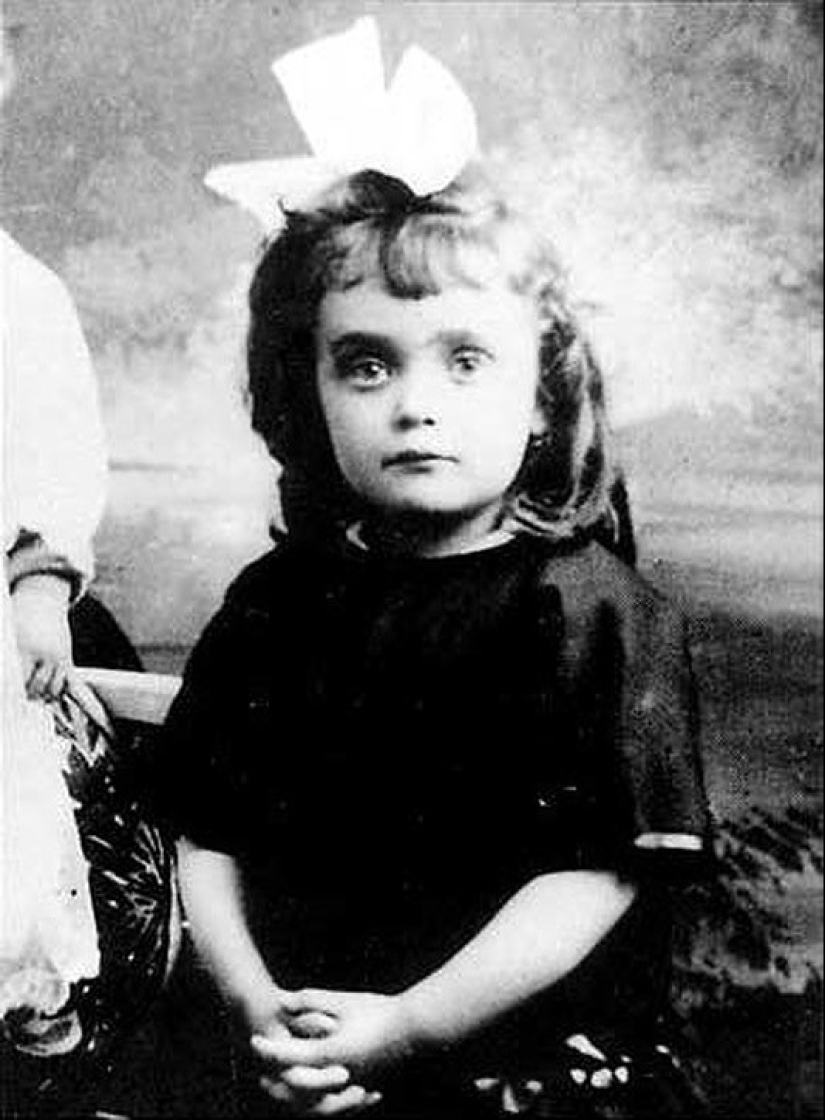 "Su vida es tan triste que la historia sobre ella parece inverosímil": la gran tragedia de Edith Piaf