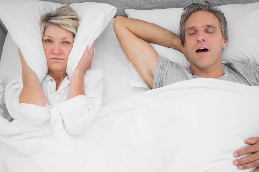 Sueño tranquilo: Tres consejos simples de expertos en sueño sobre cómo lidiar con los ronquidos