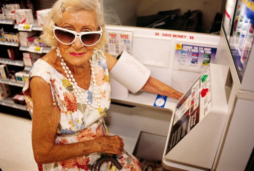 "Surrogate granddaughter": the life of American pensioners through the lens of Naomie Harris