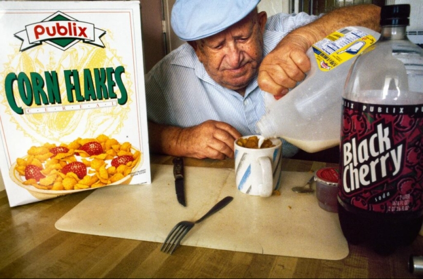 "Surrogate granddaughter": the life of American pensioners through the lens of Naomie Harris