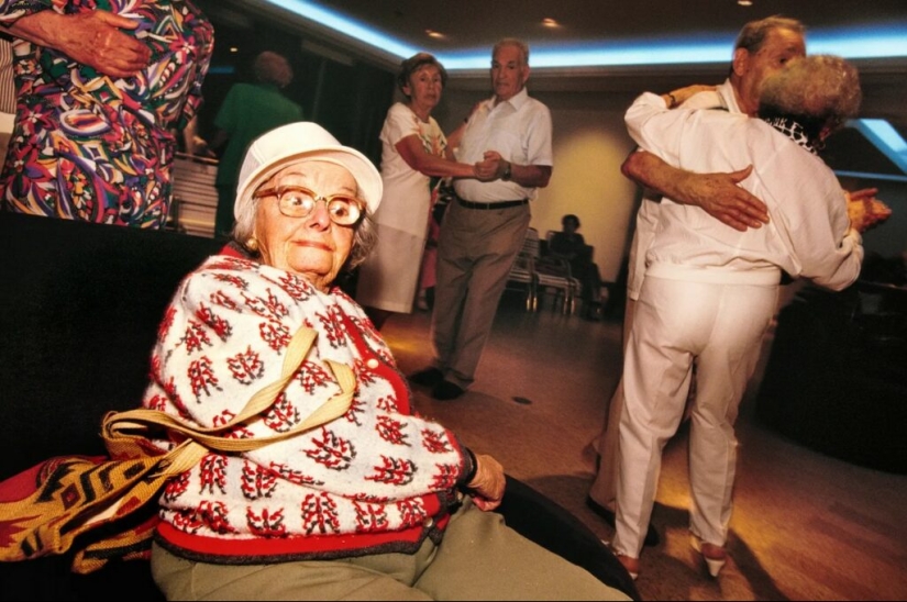 "Surrogate granddaughter": the life of American pensioners through the lens of Naomie Harris