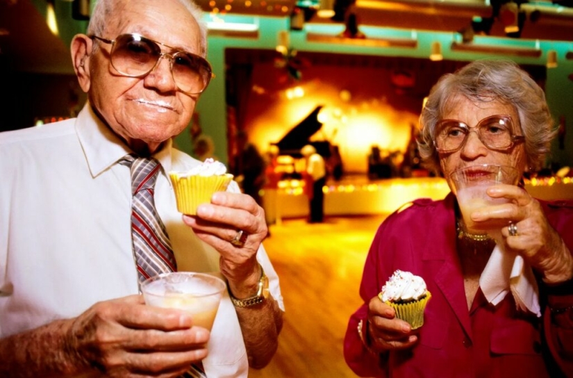 "Surrogate granddaughter": the life of American pensioners through the lens of Naomie Harris