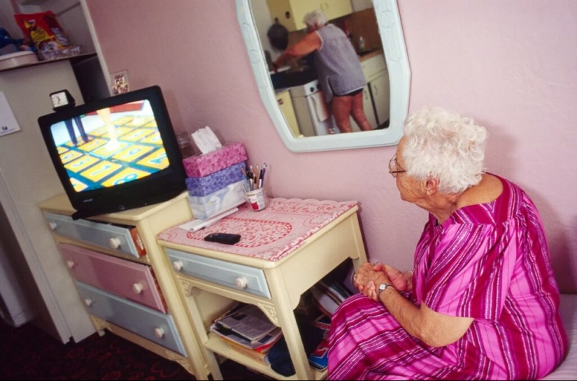 "Surrogate granddaughter": the life of American pensioners through the lens of Naomie Harris