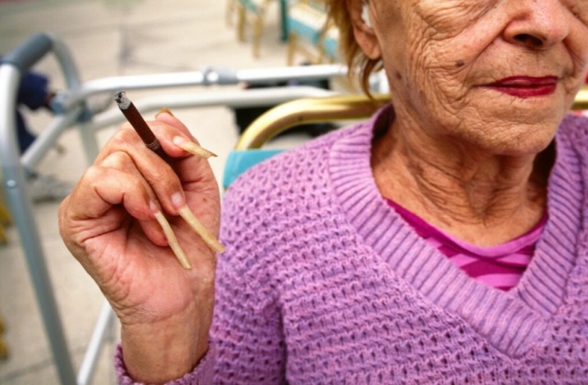 "Surrogate granddaughter": the life of American pensioners through the lens of Naomie Harris