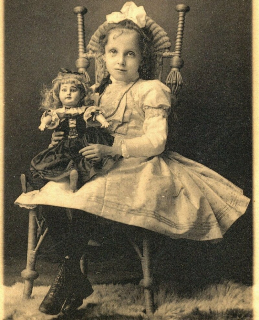 Terrible game, or Why in the old days, children played in the funeral