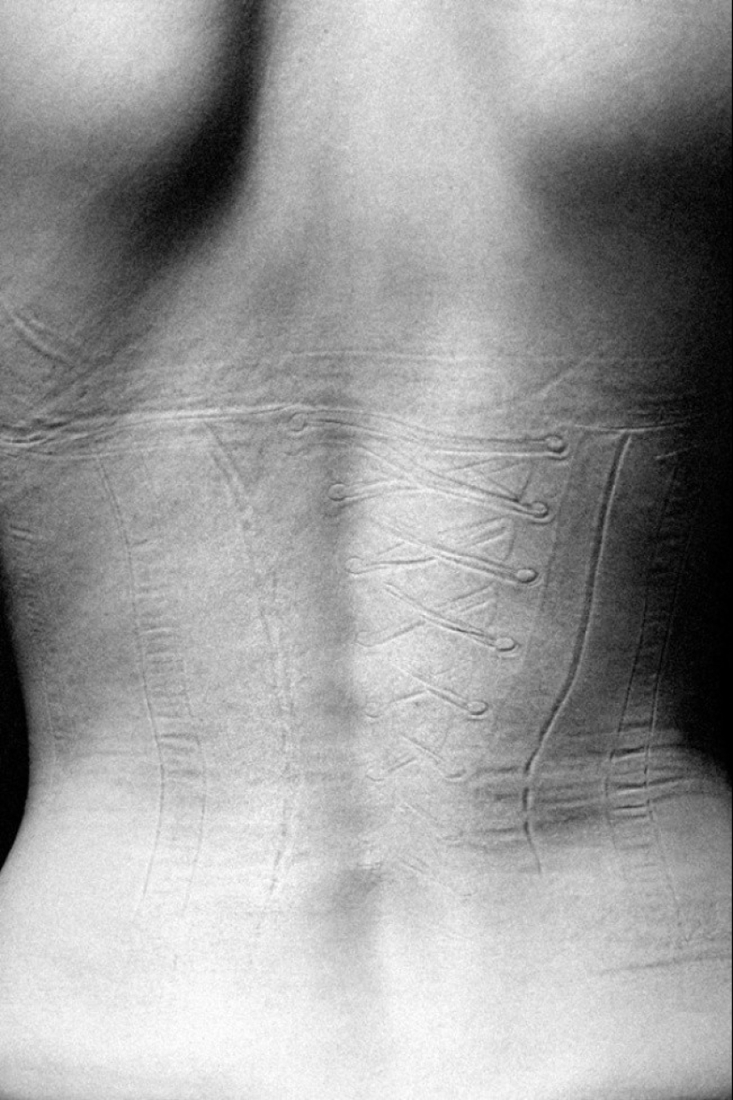 That's what lies behind the feminine splendor. It's even painful to look at these photos