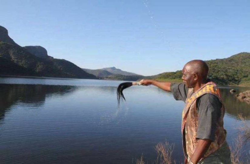 The anomalous Lake Fundudzi is the pearl of South Africa, the water from which cannot be taken away The anomalous Lake Fundudzi is the pearl of South Africa, the water from which cannot be taken away