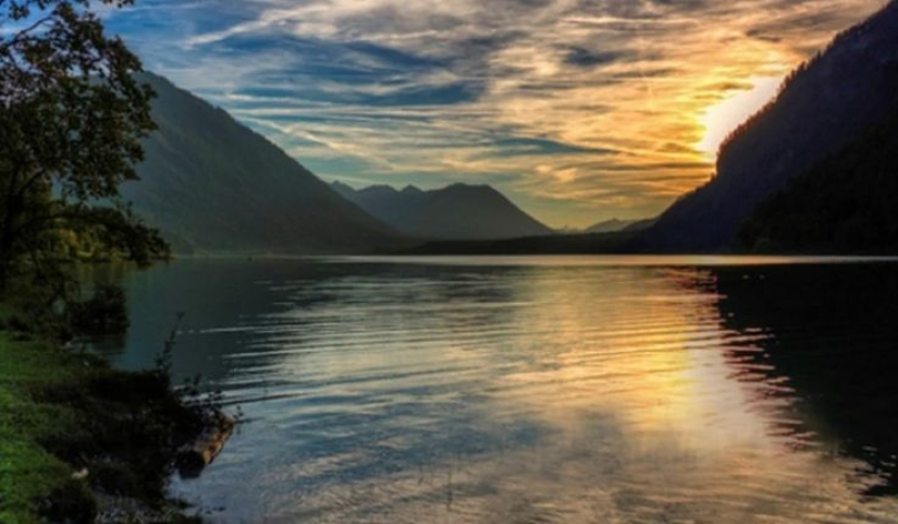 The anomalous Lake Fundudzi is the pearl of South Africa, the water from which cannot be taken away The anomalous Lake Fundudzi is the pearl of South Africa, the water from which cannot be taken away