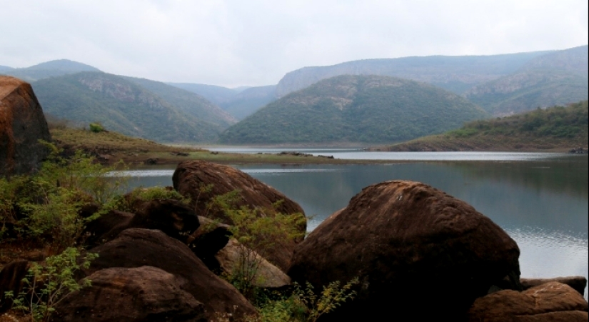 The anomalous Lake Fundudzi is the pearl of South Africa, the water from which cannot be taken away The anomalous Lake Fundudzi is the pearl of South Africa, the water from which cannot be taken away