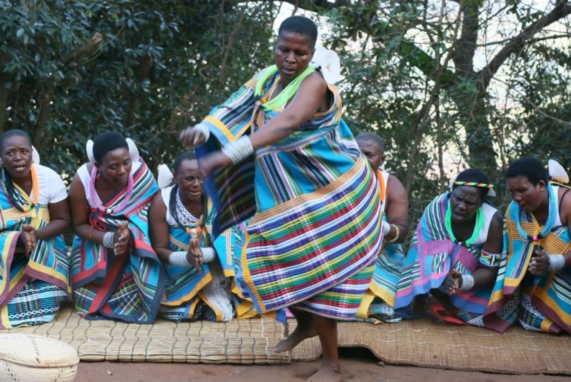 The anomalous Lake Fundudzi is the pearl of South Africa, the water from which cannot be taken away The anomalous Lake Fundudzi is the pearl of South Africa, the water from which cannot be taken away