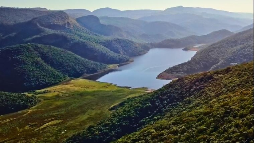 The anomalous Lake Fundudzi is the pearl of South Africa, the water from which cannot be taken away The anomalous Lake Fundudzi is the pearl of South Africa, the water from which cannot be taken away
