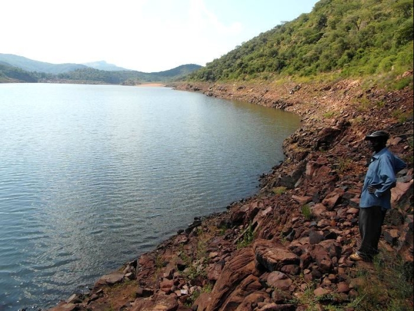 The anomalous Lake Fundudzi is the pearl of South Africa, the water from which cannot be taken away The anomalous Lake Fundudzi is the pearl of South Africa, the water from which cannot be taken away