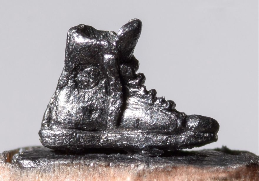 The artist cuts out tiny masterpieces from pencil slates