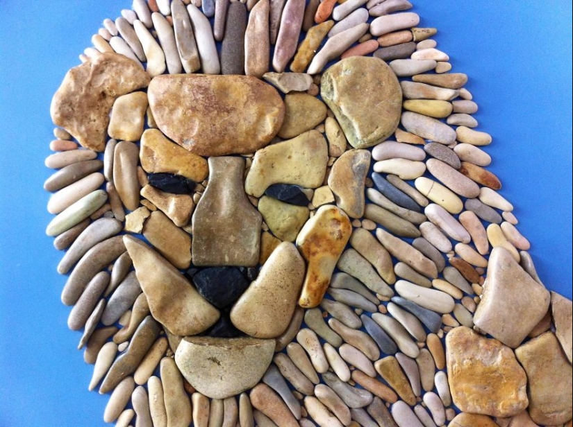 The artist makes amazingly realistic paintings from stones found on the beach