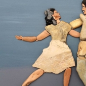 The artist makes amazingly realistic paintings from stones found on the beach The artist makes amazingly realistic paintings from stones found on the beach