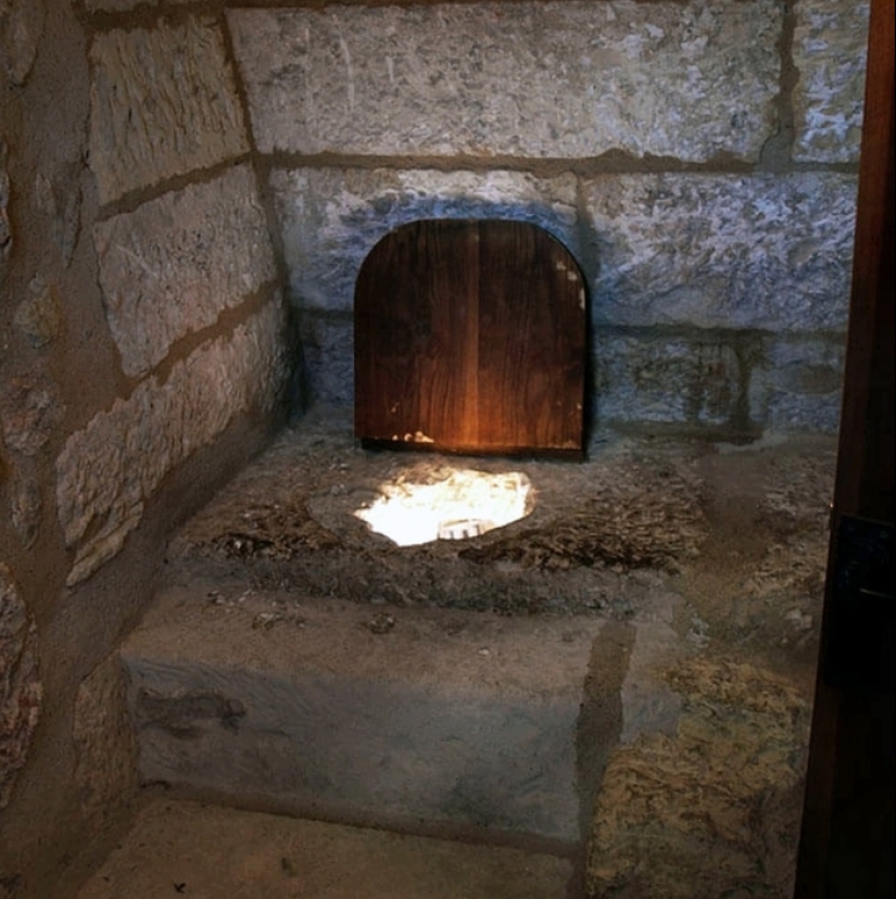 The comforts of medieval castles, or Why Retire to the cloakroom The comforts of medieval castles, or Why Retire to the cloakroom