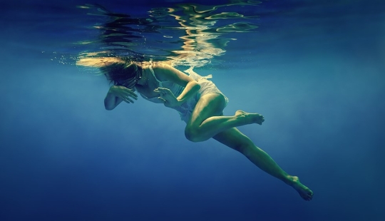 The Element of Water and the Beauty of the Female Body in Dmitry Laudin's Photographs