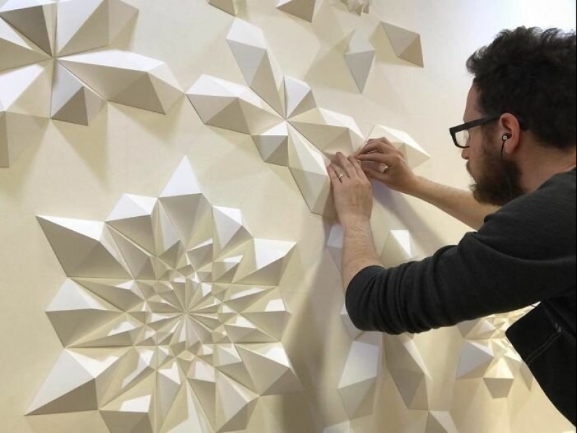 The engineer creates from paper geometric paintings and gifs, from which the eyes go crazy The engineer creates from paper geometric paintings and gifs, from which the eyes go crazy